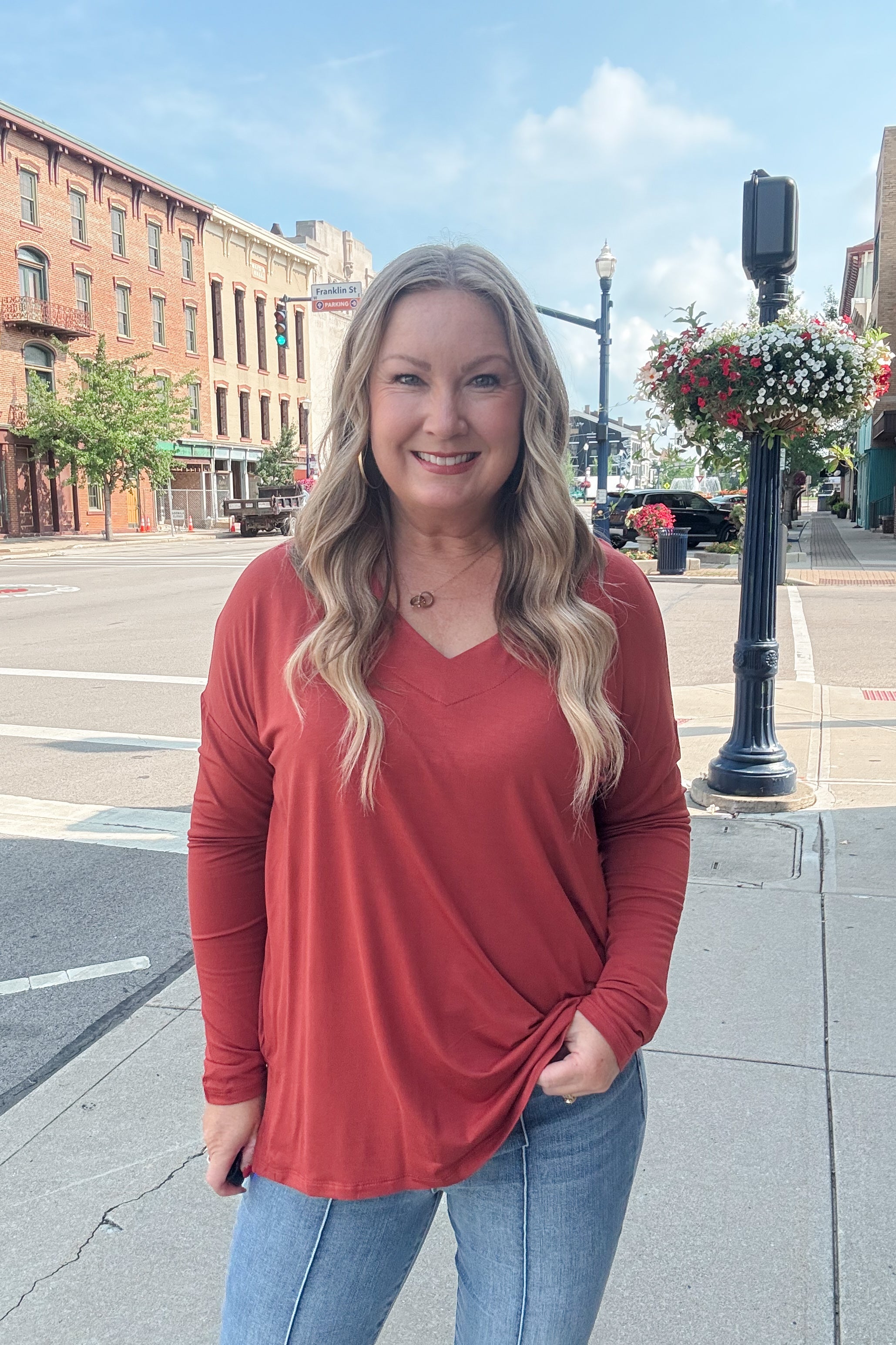 V Neck Pullover - Rust